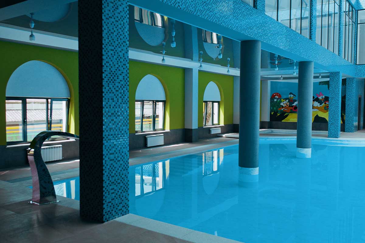 отель с бассейном